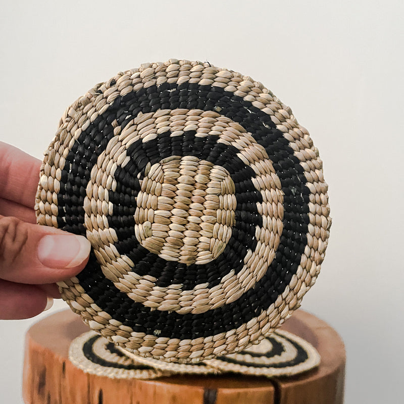 Handwoven seagrass coasters black/natural (set of 4)